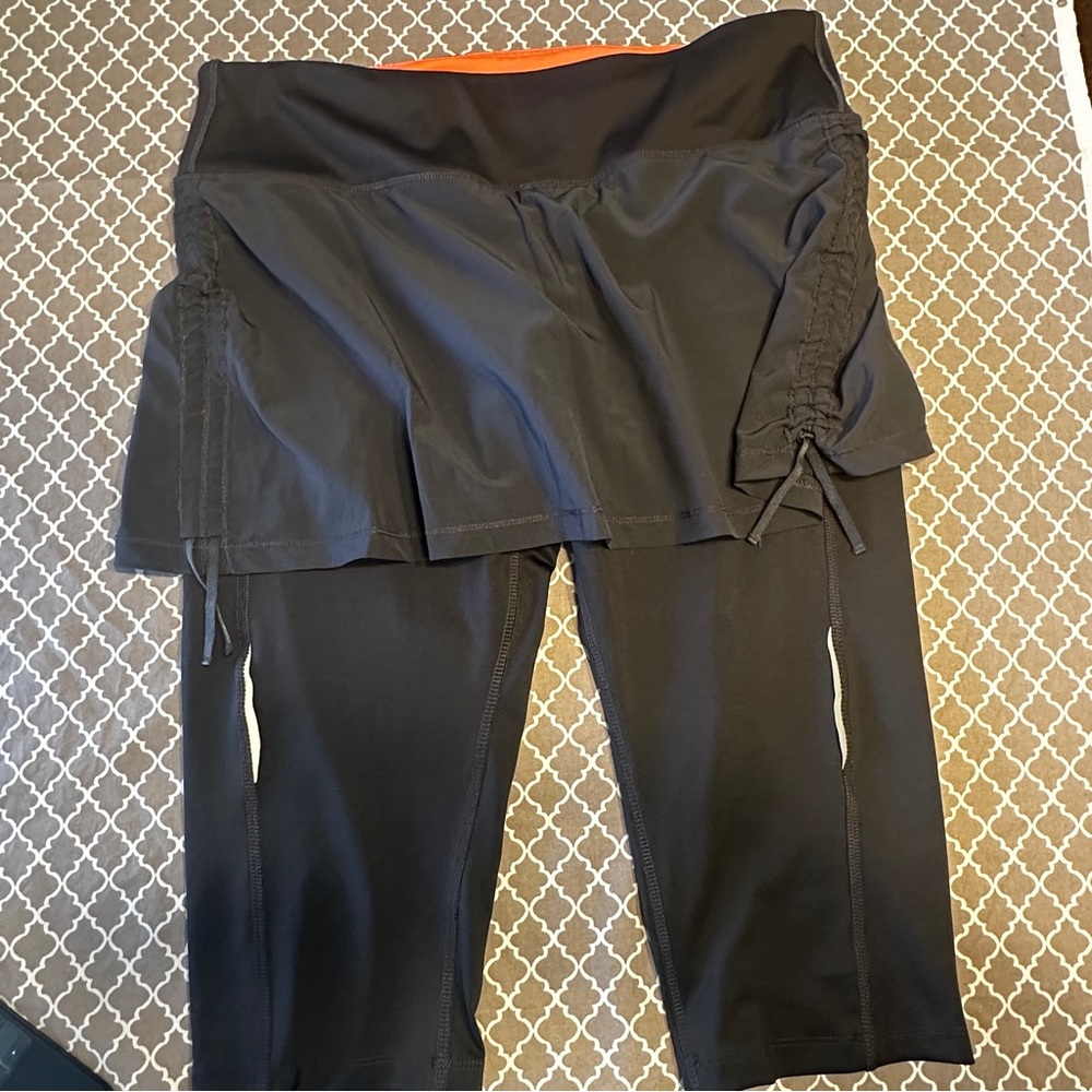 Like new - Hind Capris w/ Running Skirt